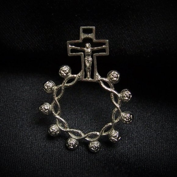 Vintage Jewelry - Jesus Crucifix Circle Pocket Ring Mix/Match 3/$15!